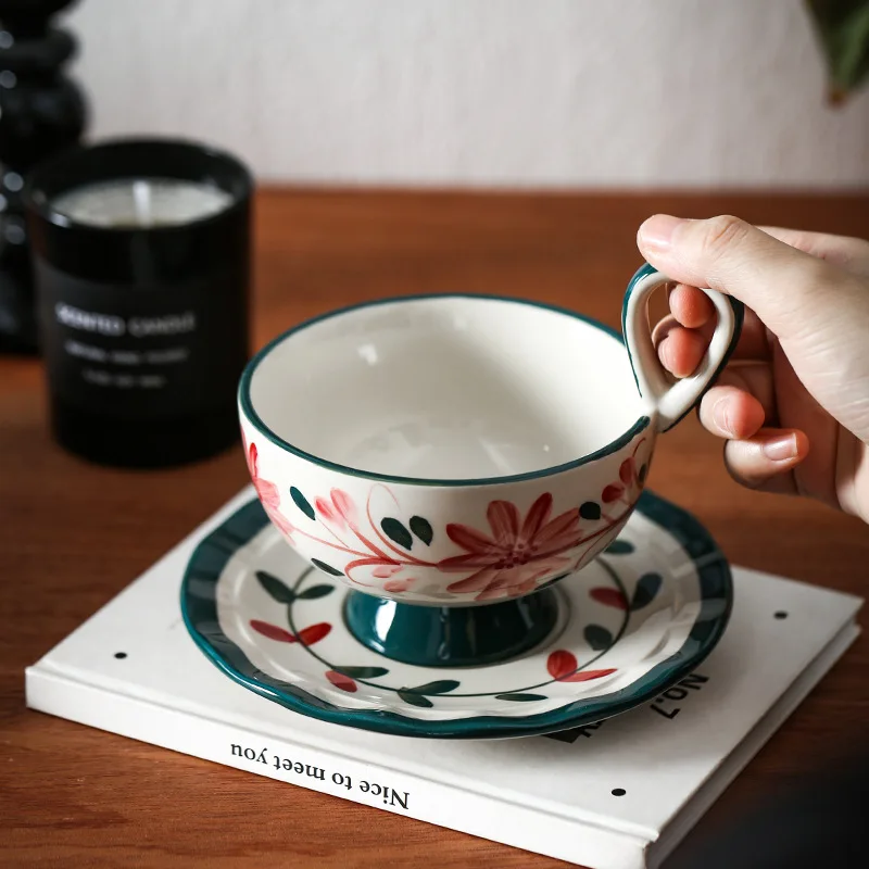 Japanese Tea - コーヒーカップ、花柄のティーカップ、手描きの釉薬彩の陶器製カップと皿のセット。脚付きのカップを使った日本の午後のティータイムに最適。